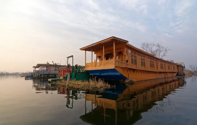 Deluxe houseboat room with breakfast & dinner
