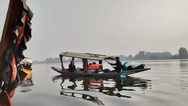 Deluxe houseboat room with breakfast & dinner