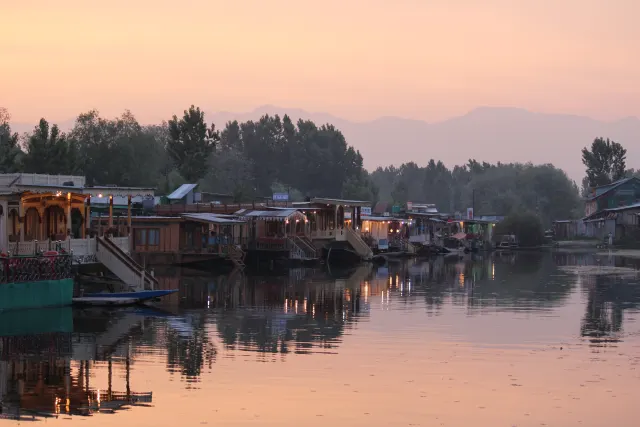 Entire heritage houseboat (3 bedrooms)